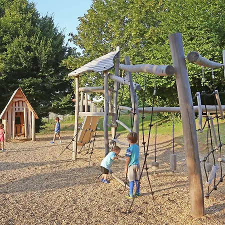 Huttopia אתר קמפינג 4*