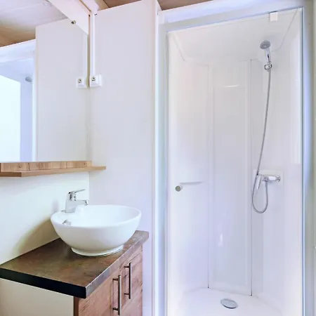 Huttopia אתר קמפינג