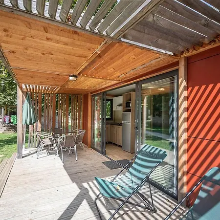 Huttopia אתר קמפינג