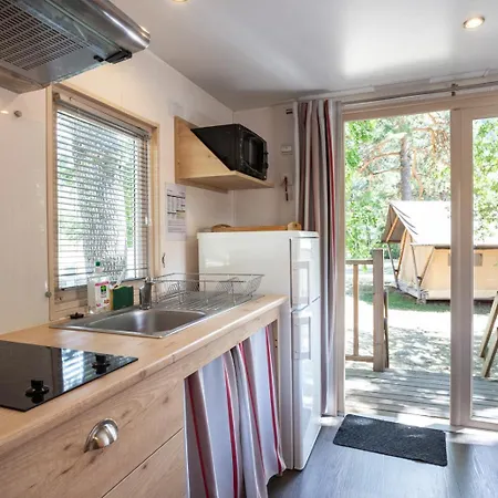 Huttopia אתר קמפינג 4*