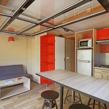 Huttopia אתר קמפינג 4*